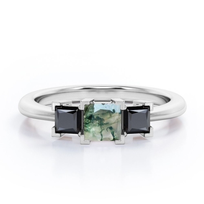 مینیمالیستی مربع V-Prong - 0.45 TCW Princess Cut Moss Green Agate with Lab Created Black Diamond - Three-Stone Engageme