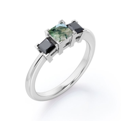 مینیمالیستی مربع V-Prong - 0.45 TCW Princess Cut Moss Green Agate with Lab Created Black Diamond - Three-Stone Engageme