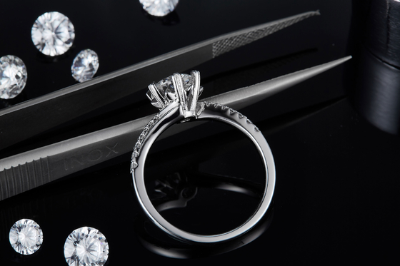 انگشتر نامزدی زنانه جواهرات 1.30CT سفید Moissanite و Sapphire Platineve CZ