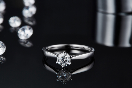 جواهرات عروسی مینیمالیستی حلقه نقره ای 9K برش گرد سفید Moissanite CZ