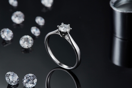 جواهرات عروسی مینیمالیستی حلقه نقره ای 9K برش گرد سفید Moissanite CZ