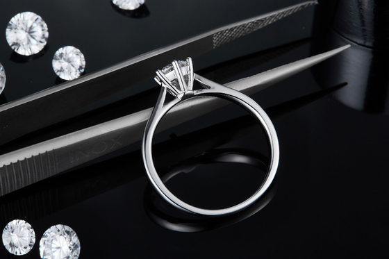 جواهرات عروسی مینیمالیستی حلقه نقره ای 9K برش گرد سفید Moissanite CZ