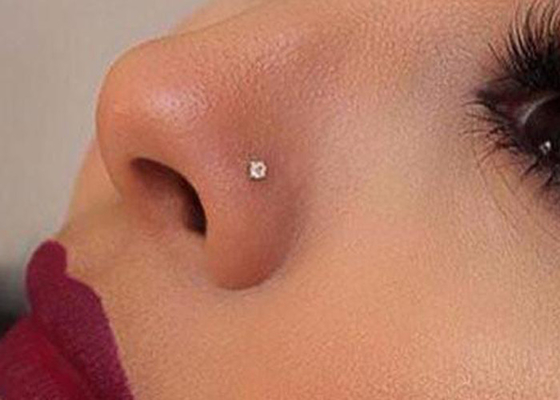 سوراخ کننده بینی طلای 18 عیار لذیذ L شکل به ضخامت 0.6 میلی متر ضد حساسیت