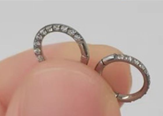 شکل حلقه کلیک کننده طلای 14 عیار لولایی با الماس 16G Pave