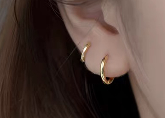 گوشواره حلقه ای طلای 14 عیار سکسی هلیکس ODM برای زنان با ابعاد 1.2 میلی متر × 10 میلی متر
