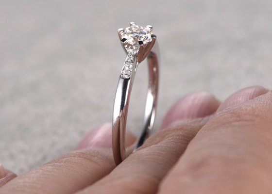 انگشتر 5 میلی متری جواهرات الماس واقعی Moissanite مواد طلای سفید ODM برای پوشیدن روزانه