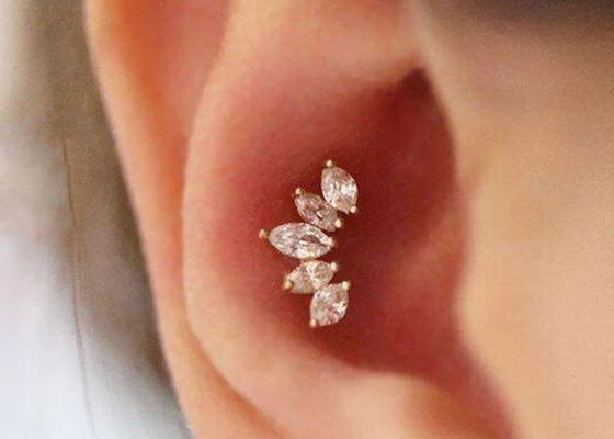 گوشواره جواهرات سوراخ دار بدنه طلایی 16 گرمی به طول 6 میلی متر با الماس Mq